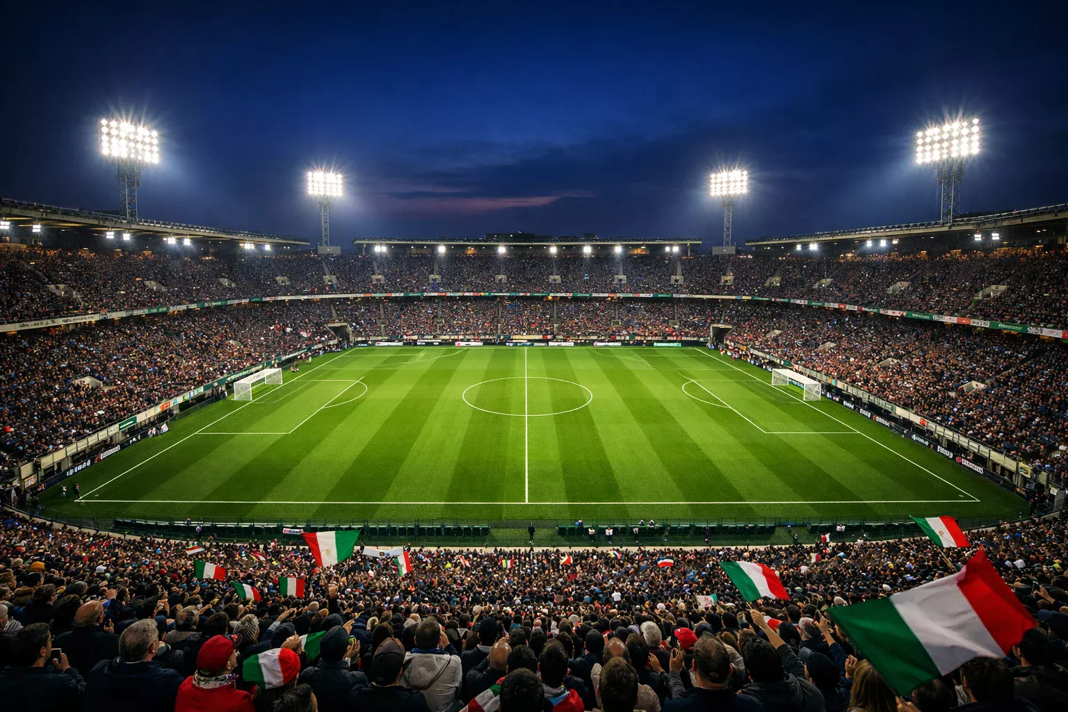 Panoramica di uno stadio italiano di Serie A con il campo verde illuminato durante una partita serale